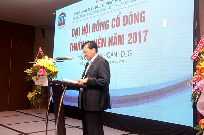 Ông Nguyễn Thiện Tuấn báo cáo hoạt động của HĐQT năm 2016